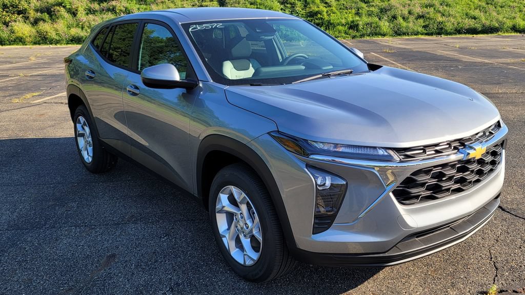 New 2026 Chevrolet Trax LS w/ LS Convenience Package FWD image 2