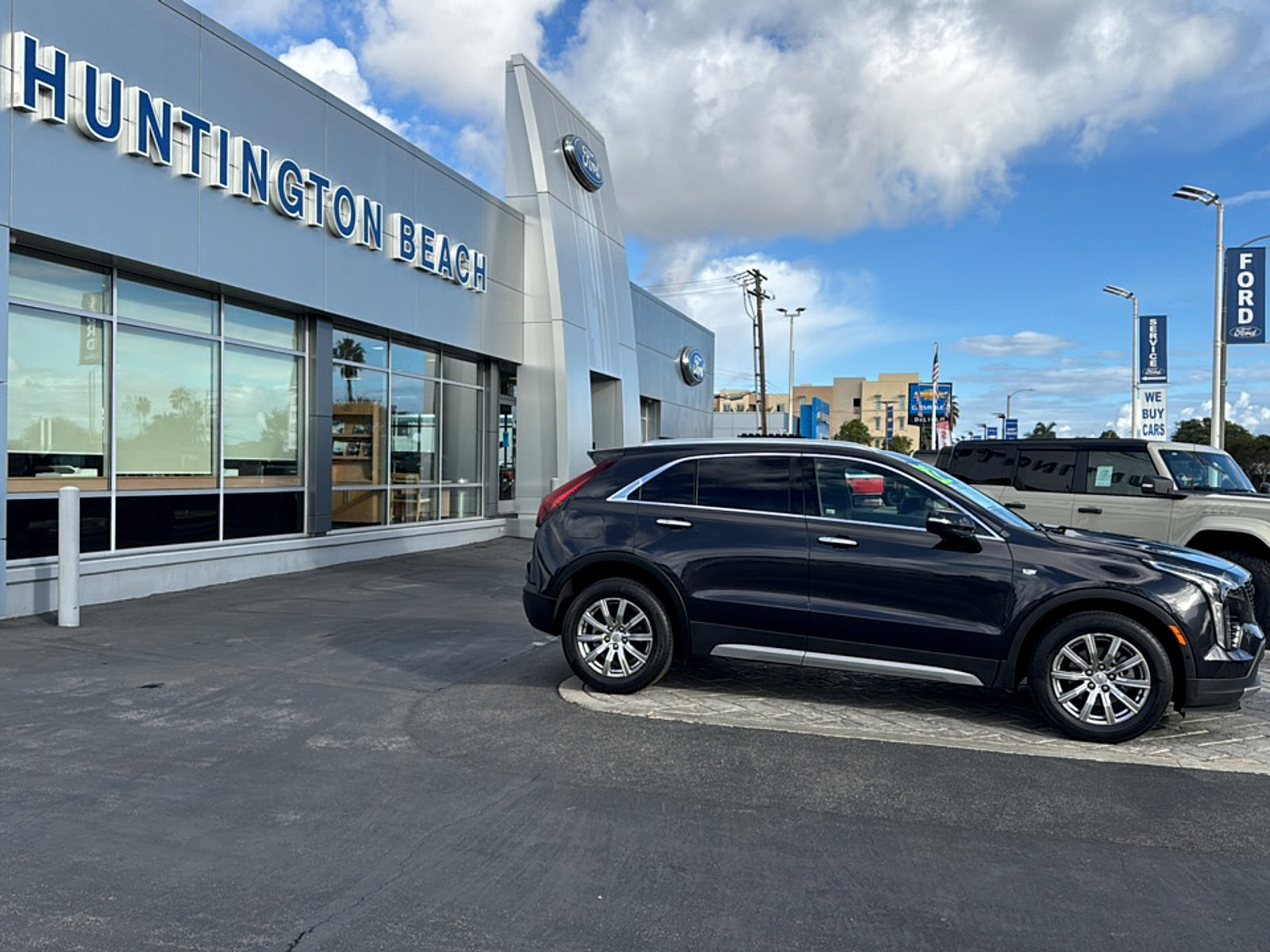 Used 2022 Cadillac XT4 Premium Luxury w/ Enhanced Visibility Package FWD image 3
