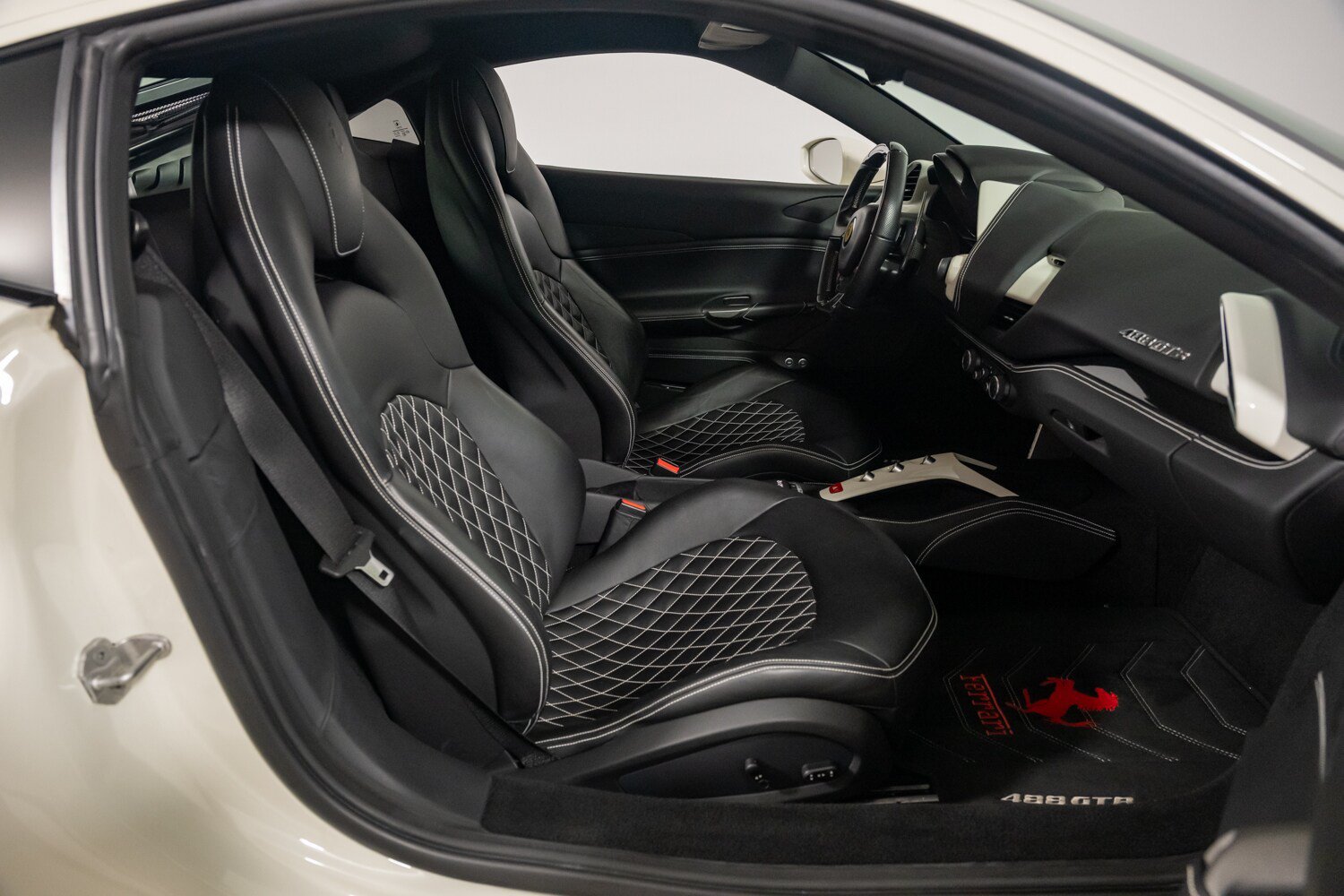 Used 2017 Ferrari 488 GTB RWD image 23