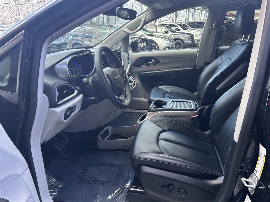 Used 2024 Chrysler Pacifica Touring-L image 11