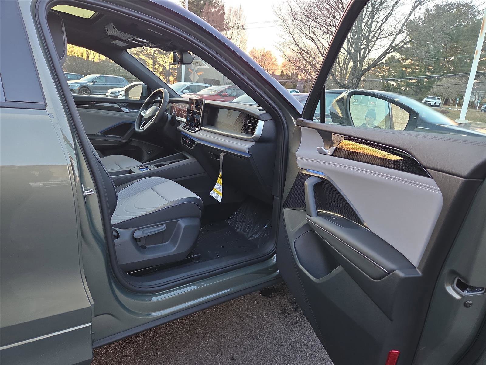 New 2026 Volkswagen Tiguan SE R-Line image 25