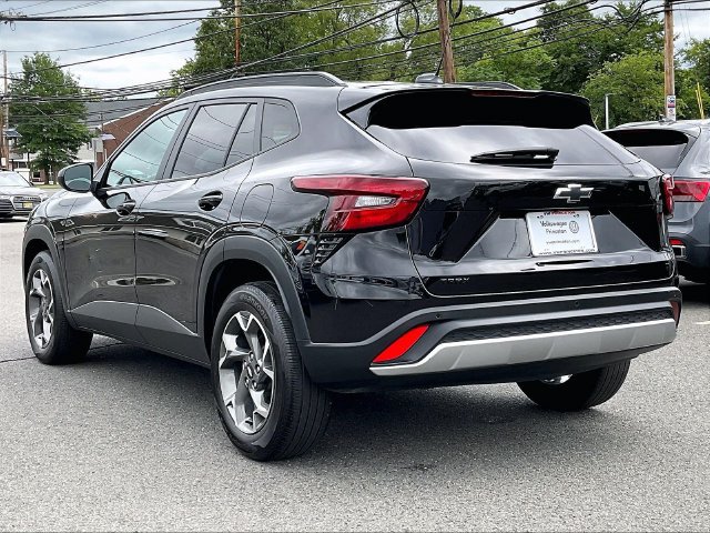 Used 2025 Chevrolet Trax LT w/ Sunroof Package FWD image 4