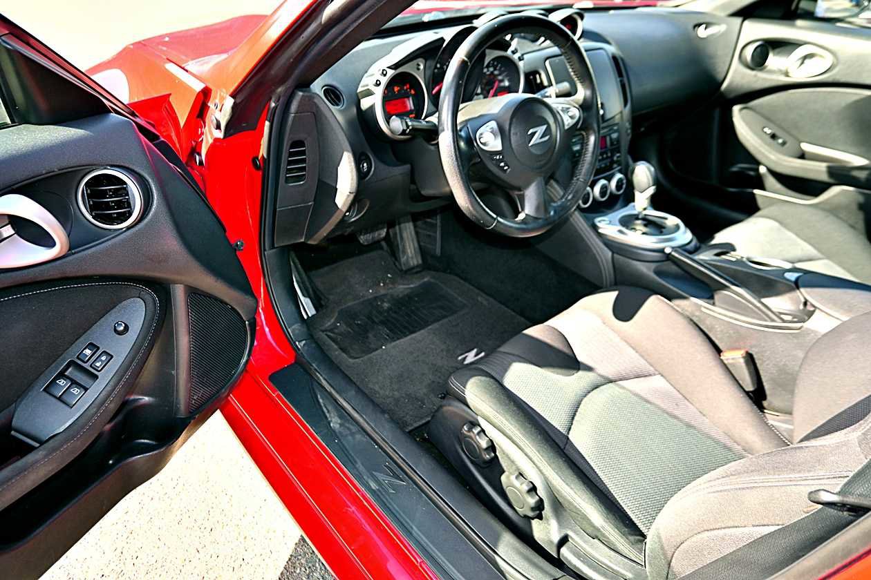 Used 2016 Nissan 370Z Coupe RWD image 18
