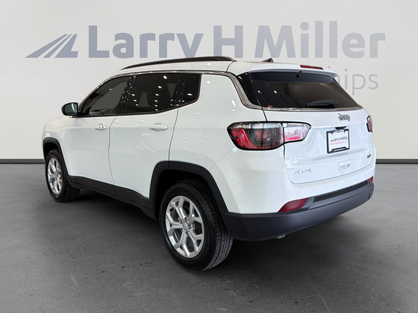 Used 2024 Jeep Compass Latitude AWD/4WD image 3