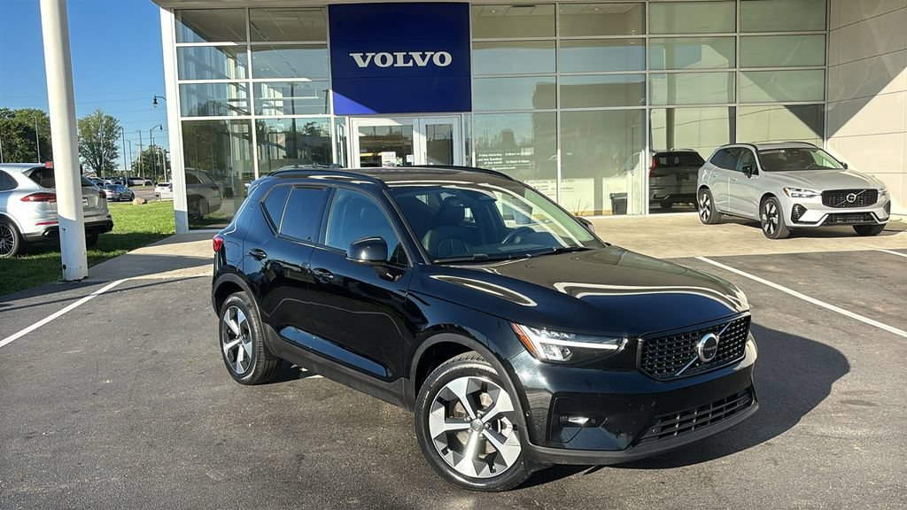 Used 2023 Volvo XC40 B5 Plus w/ Driver Assist Package AWD/4WD image 2