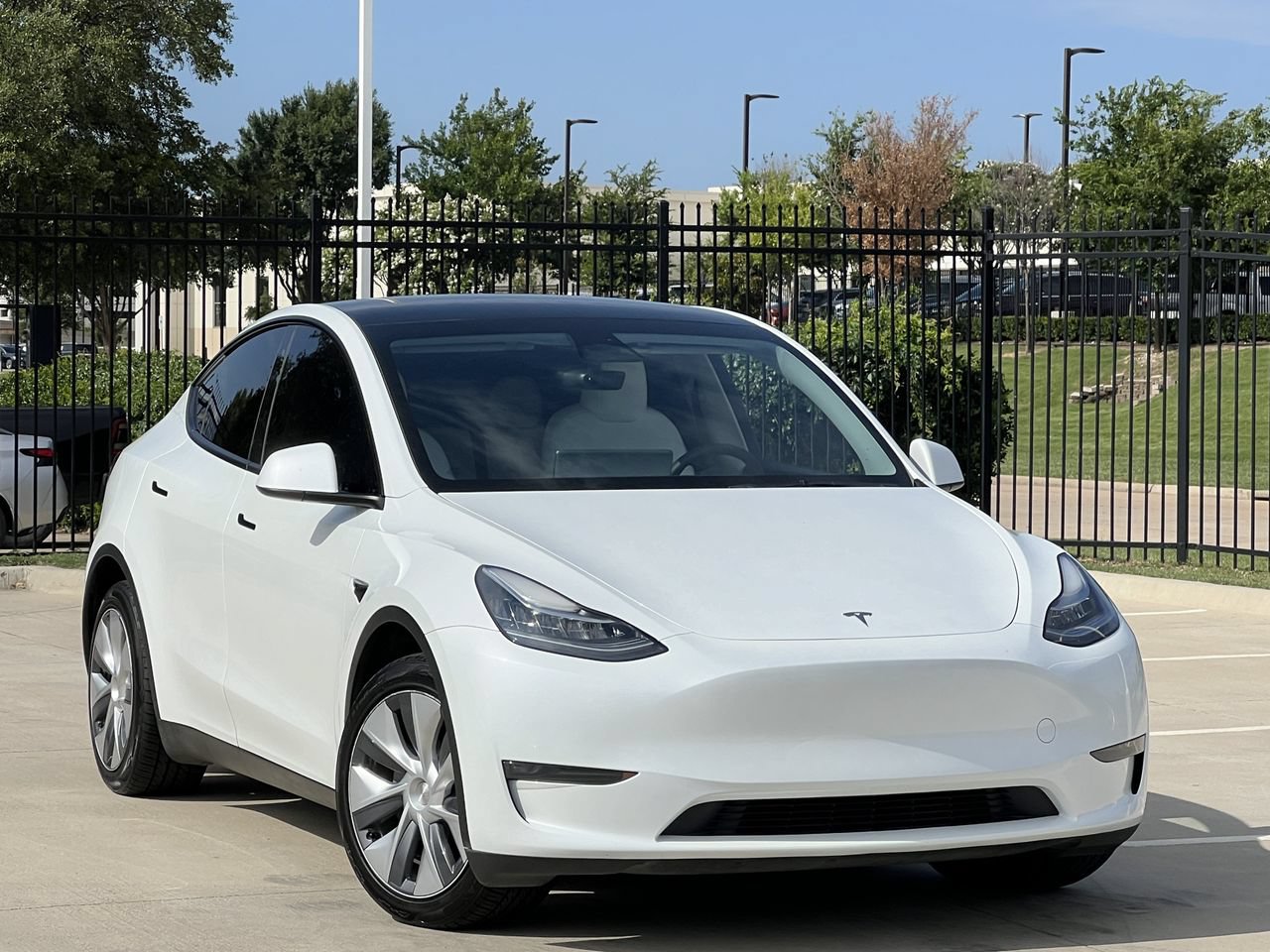 Used 2023 Tesla Model Y Long Range AWD/4WD image 2