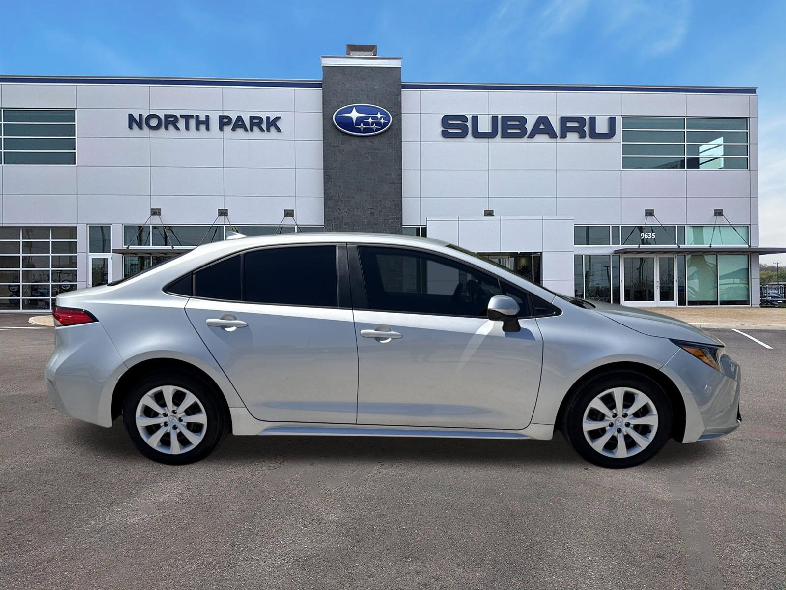 Used 2024 Toyota Corolla LE FWD image 2