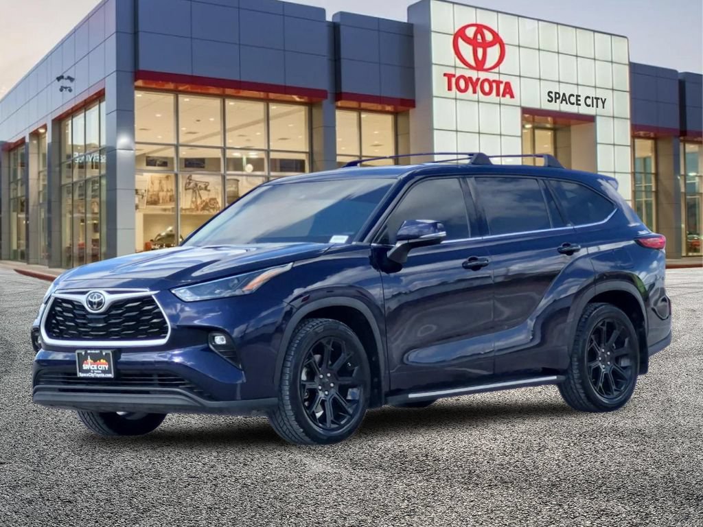 Used 2022 Toyota Highlander LE FWD image 2