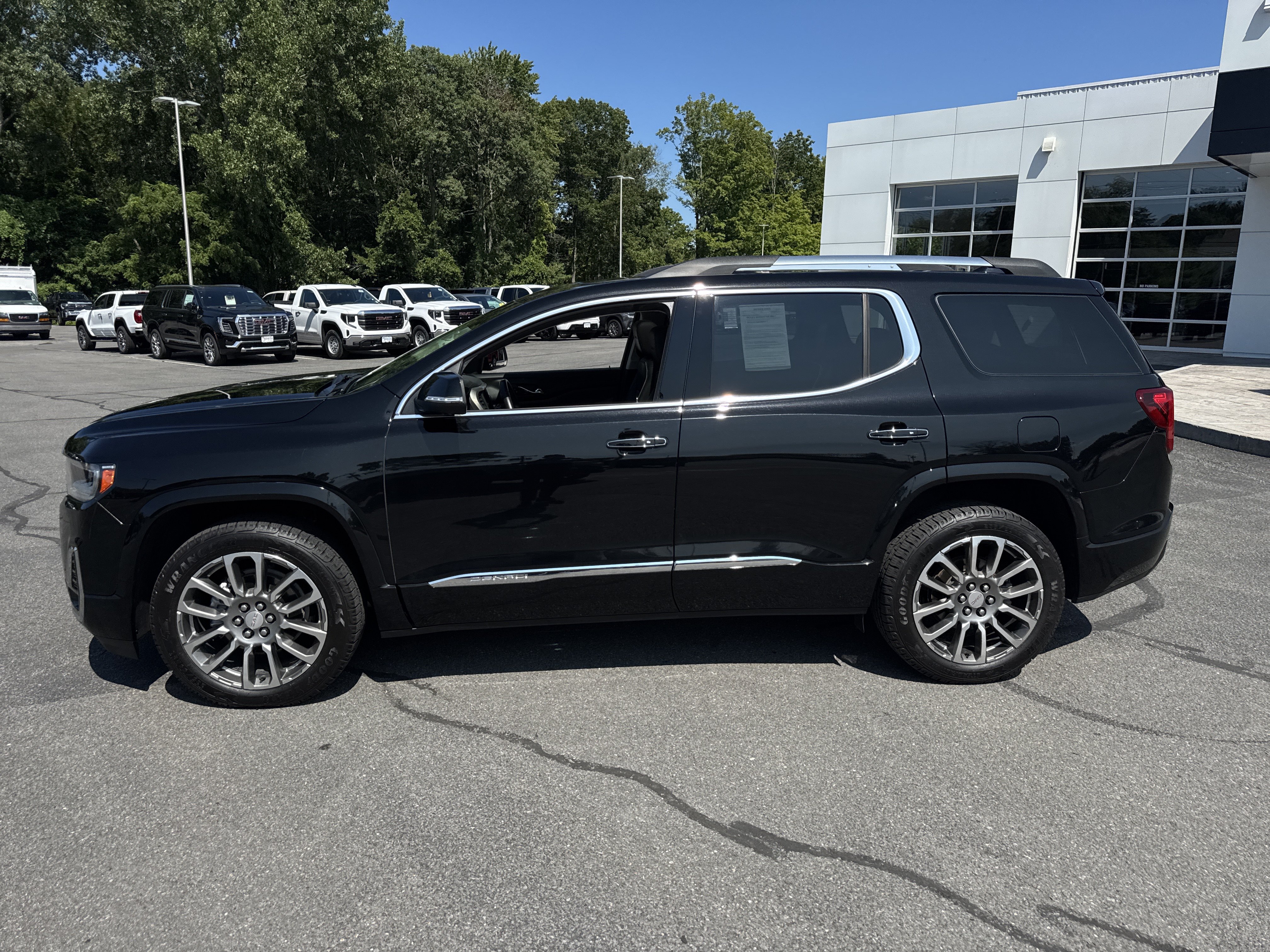 Certified 2022 GMC Acadia Denali w/ Denali Ultimate Package AWD/4WD image 2