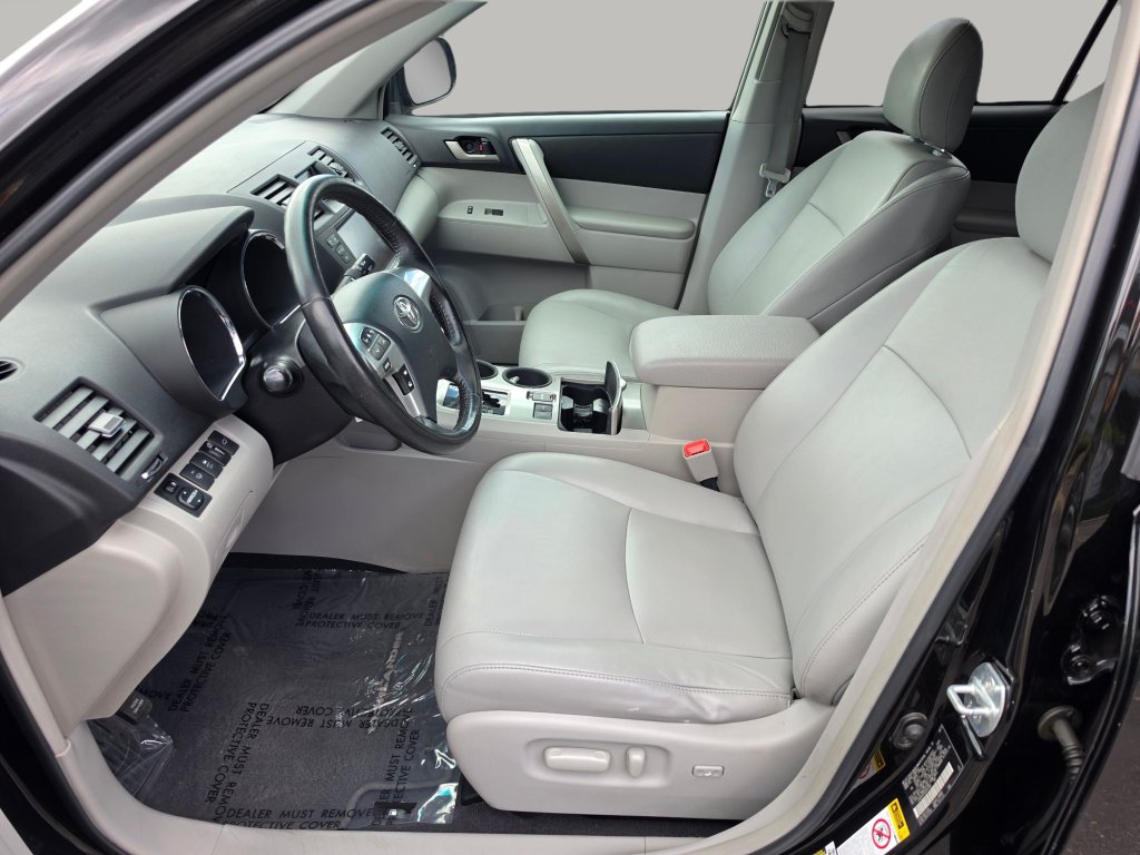 Used 2011 Toyota Highlander SE w/ Tow Pkg FWD image 24