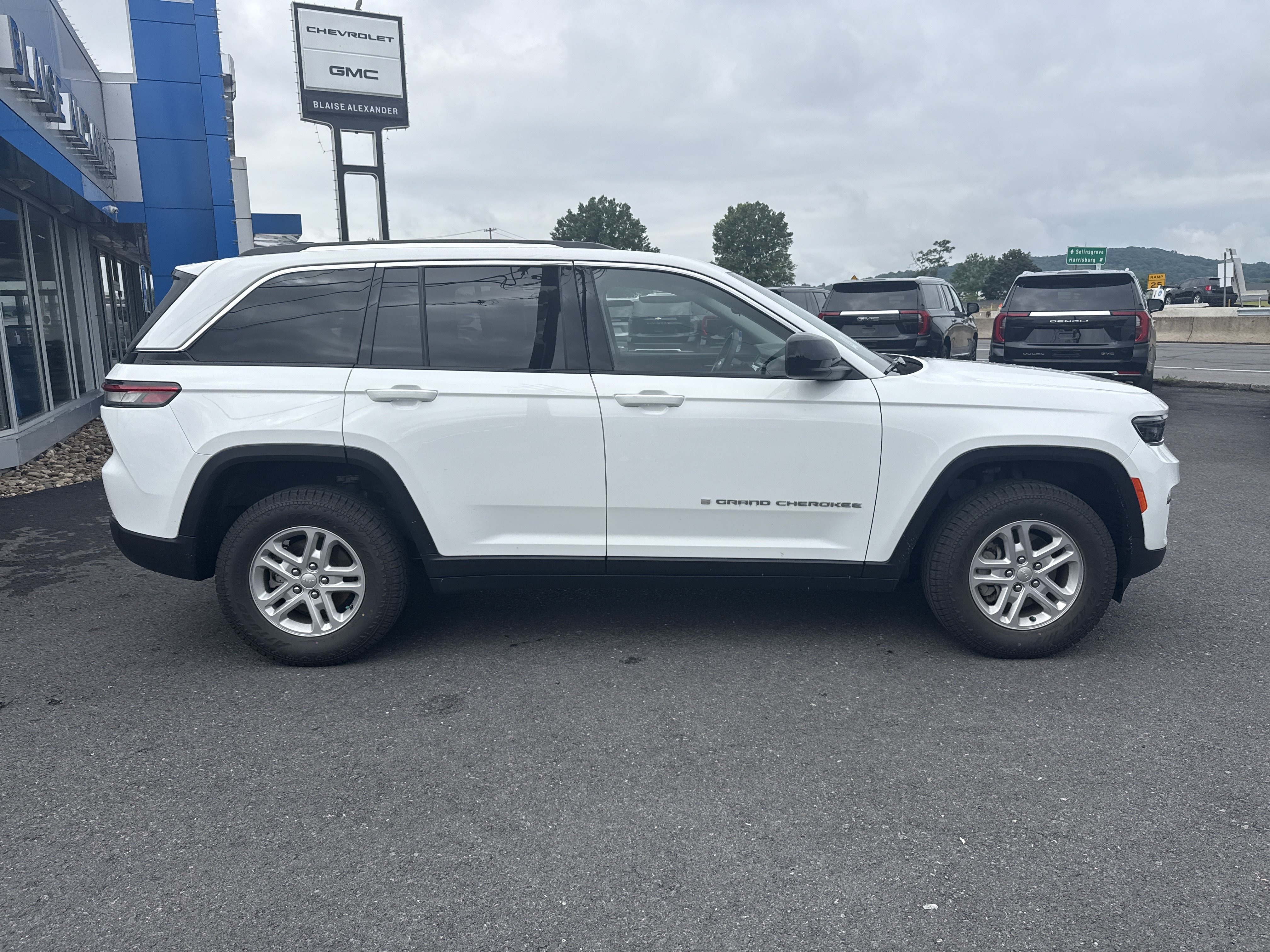 Used 2023 Jeep Grand Cherokee Laredo w/ Luxury Tech Group I AWD/4WD video 2