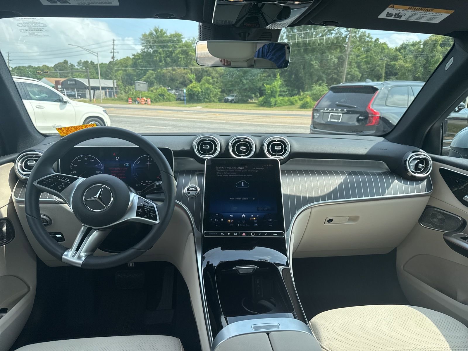 Used 2025 Mercedes-Benz GLC 350e 4MATIC image 9