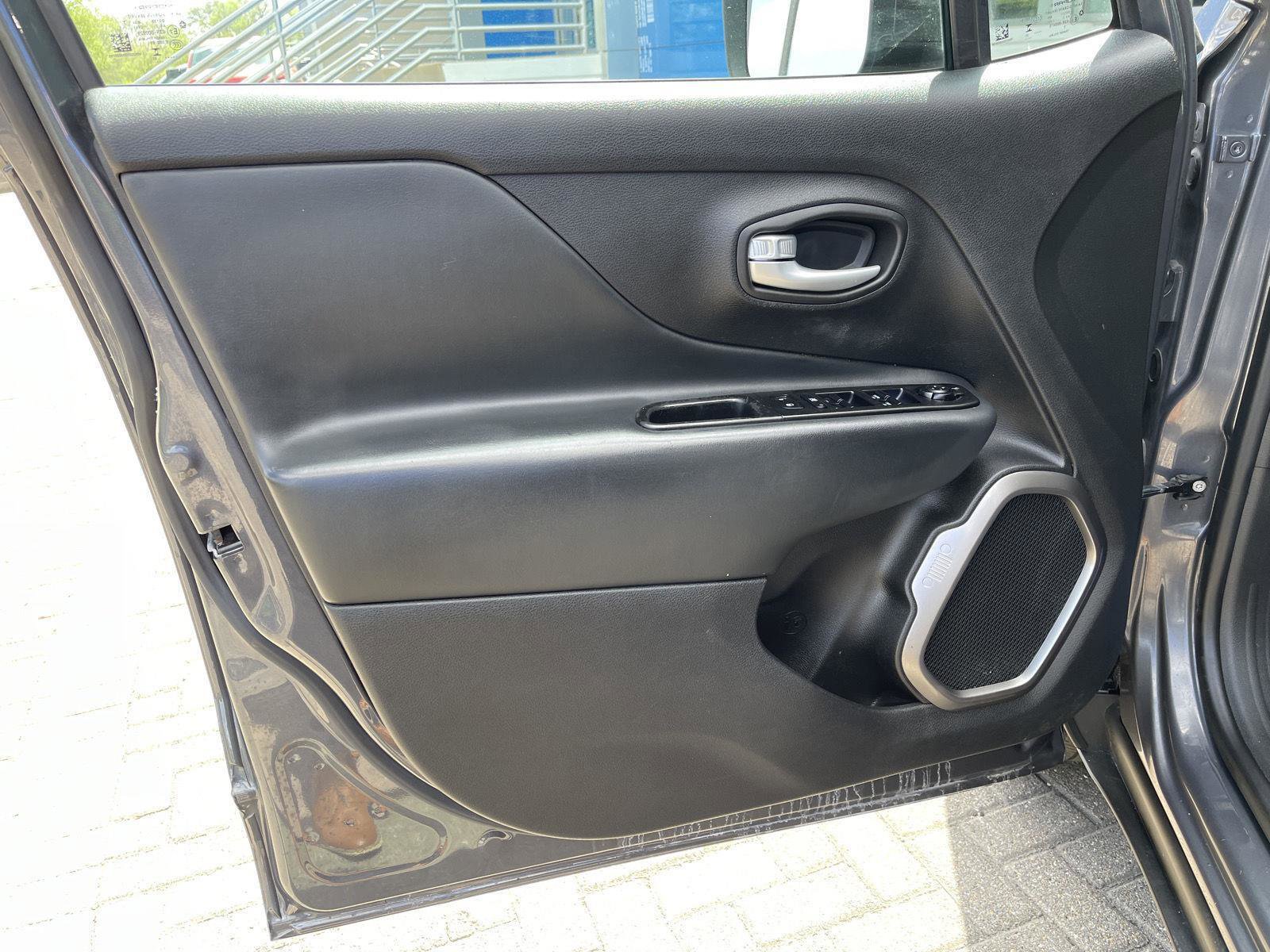 Used 2023 Jeep Renegade Latitude AWD/4WD image 11