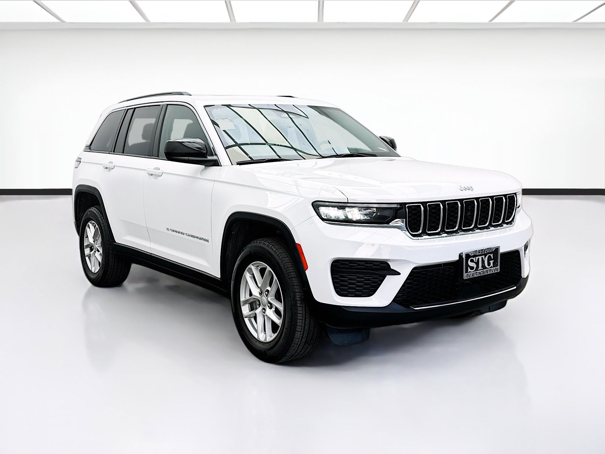 Used 2024 Jeep Grand Cherokee Laredo X RWD image 3