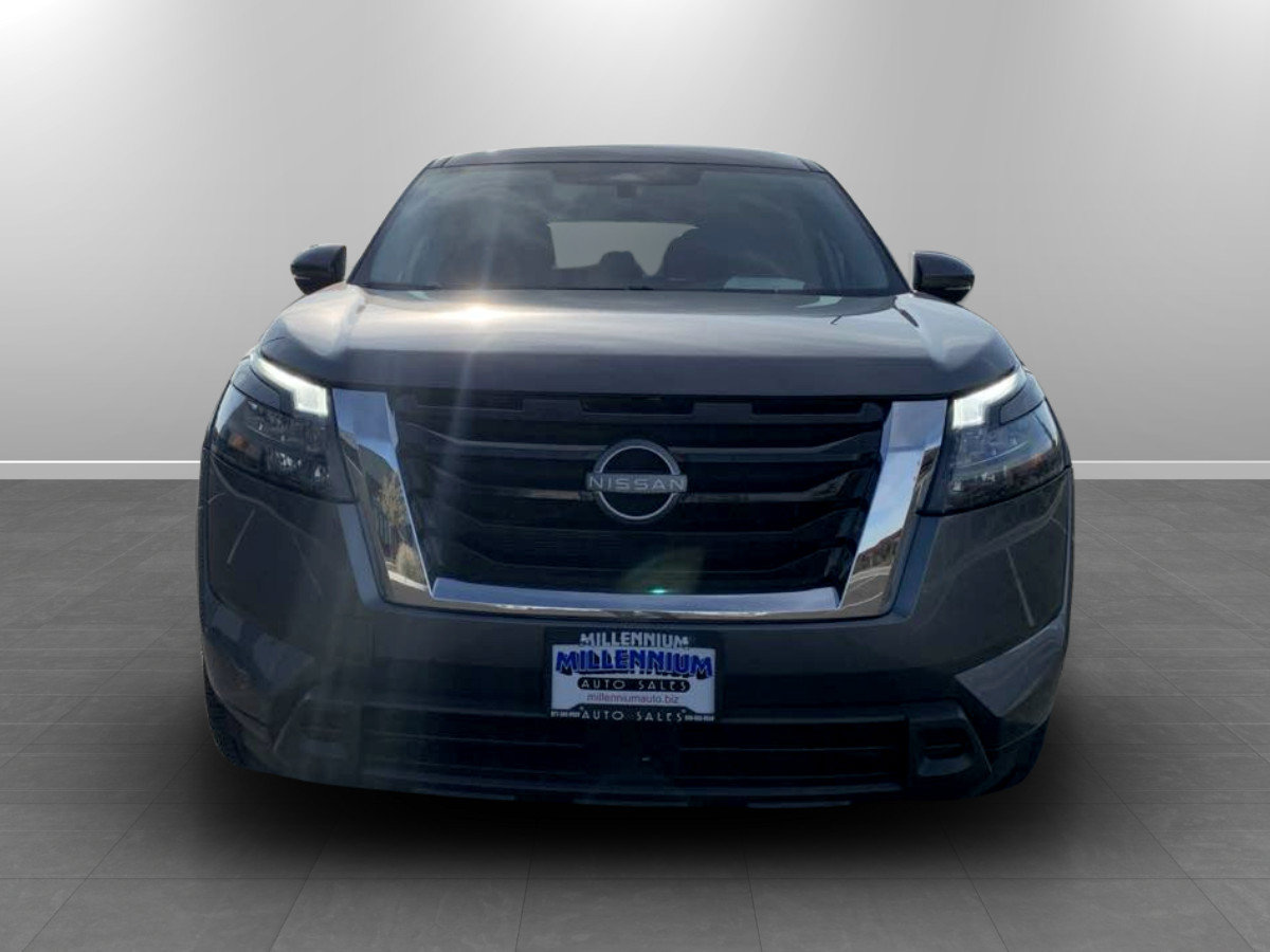 Used 2024 Nissan Pathfinder SV FWD image 2