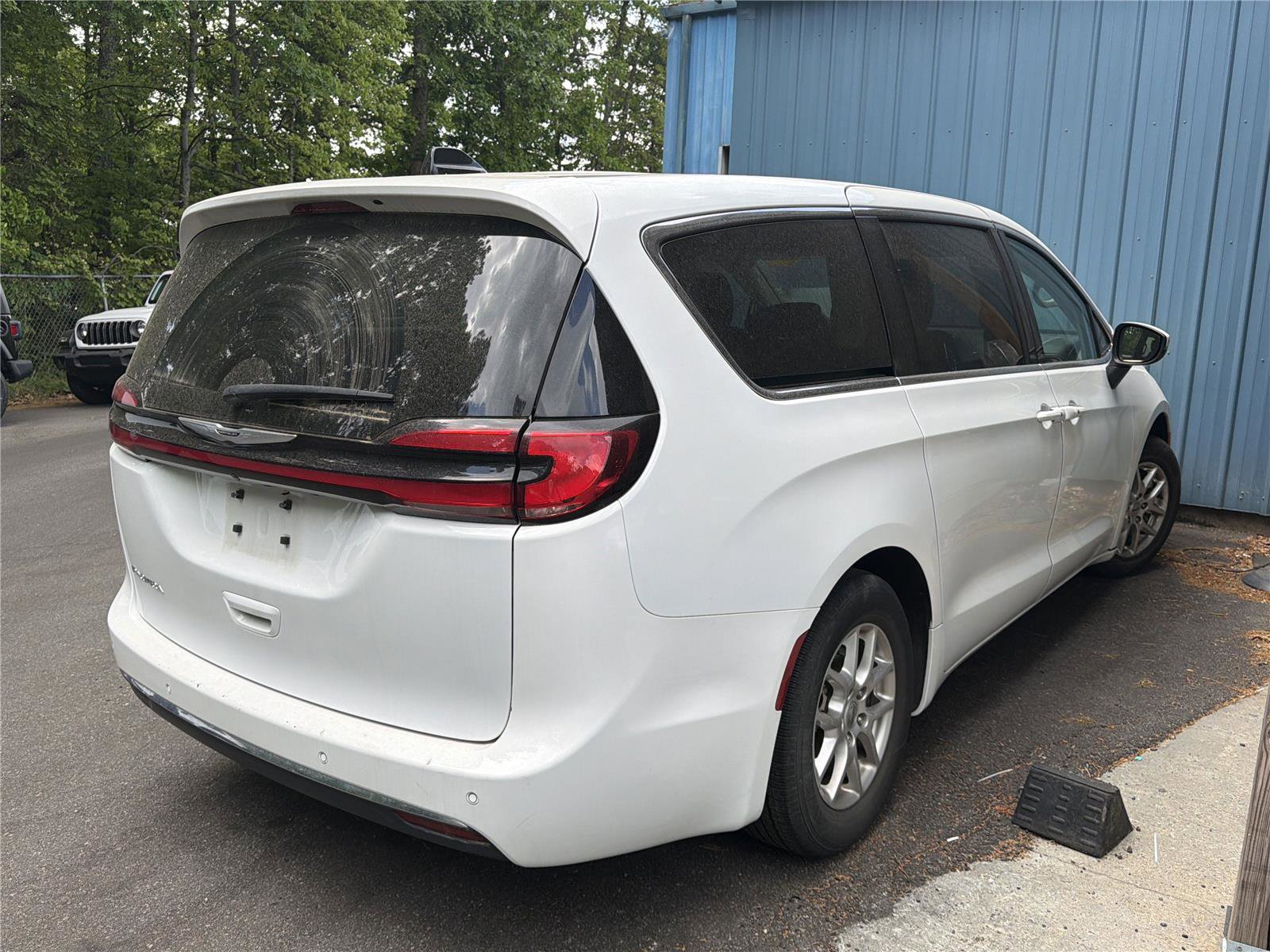 Used 2023 Chrysler Pacifica Touring-L FWD image 4