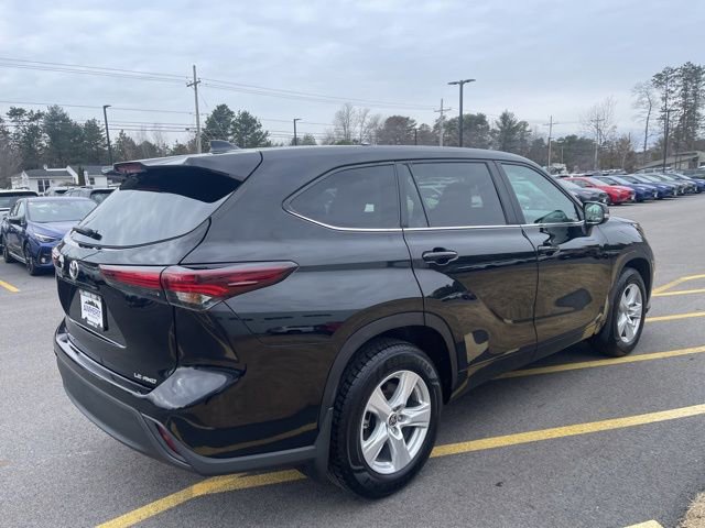 Used 2024 Toyota Highlander LE AWD/4WD image 5