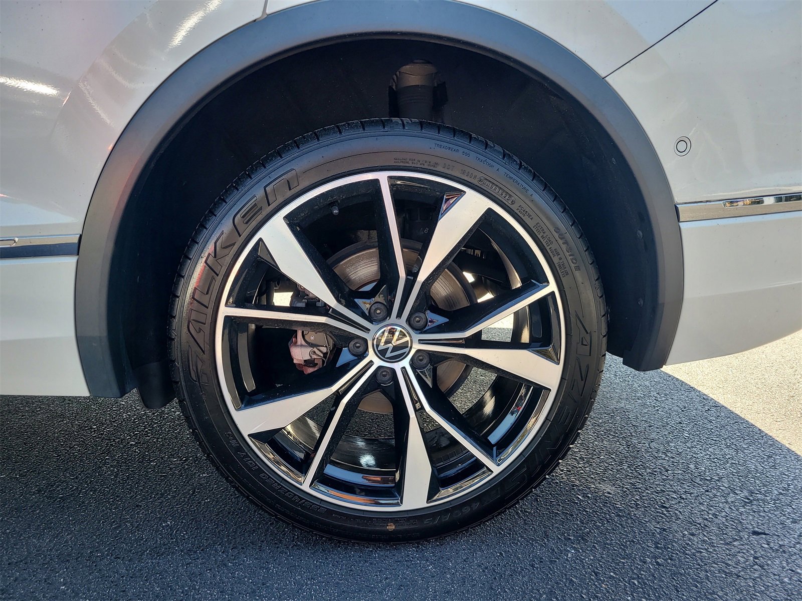 Used 2022 Volkswagen Tiguan SEL R-Line image 9