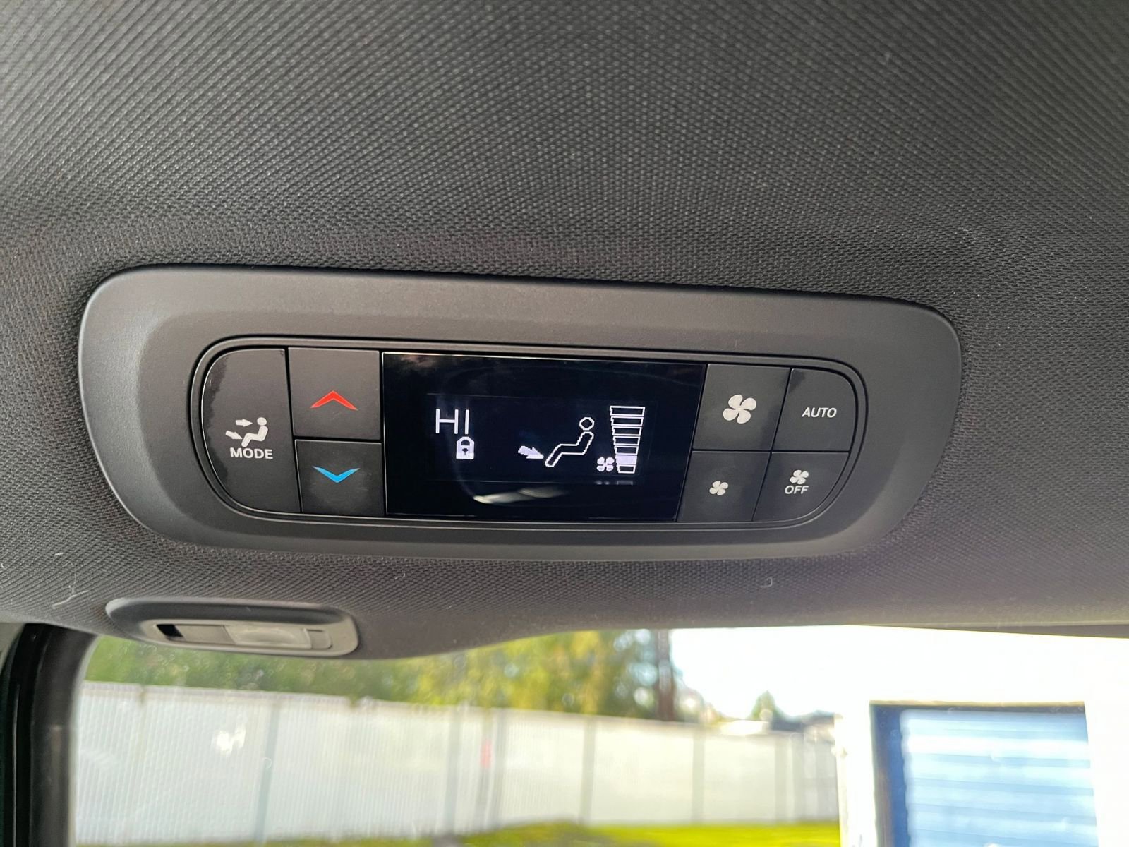 Used 2025 Chrysler Pacifica Limited image 25