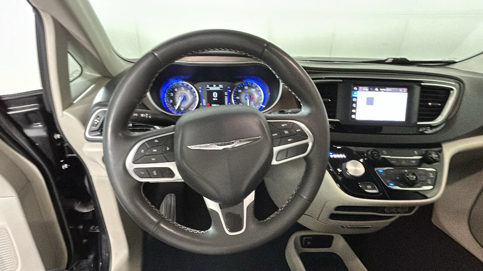 Used 2022 Chrysler Voyager LX FWD image 17