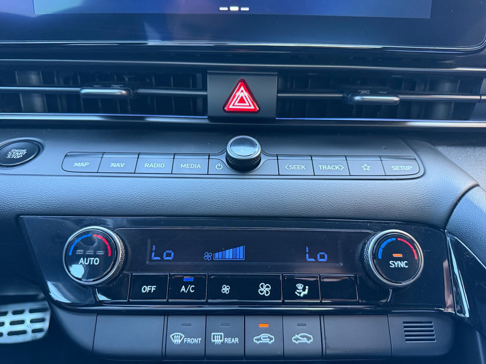Certified 2025 Hyundai Elantra SEL FWD image 11