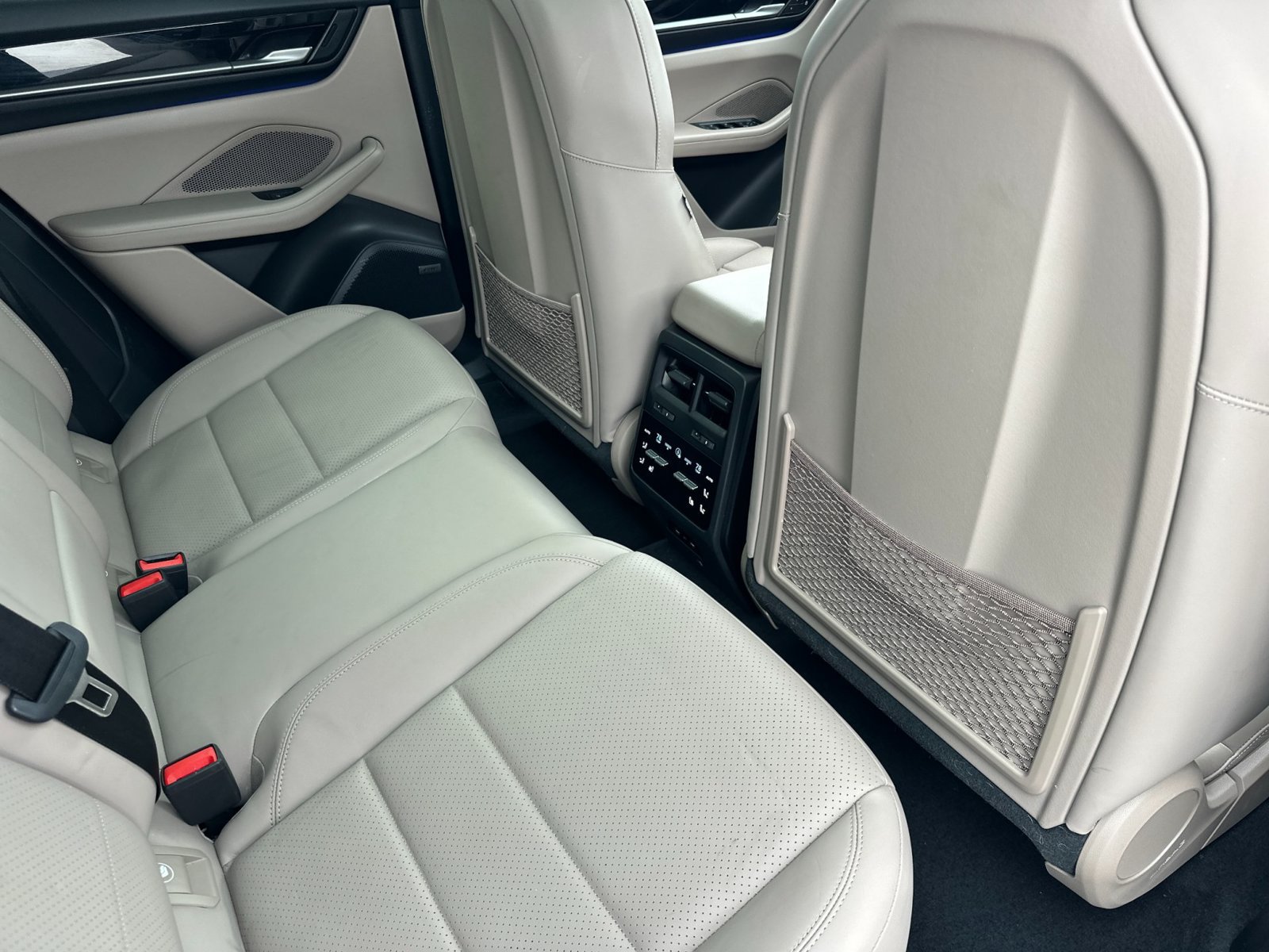 Used 2025 Porsche Macan 4S Electric AWD/4WD image 22