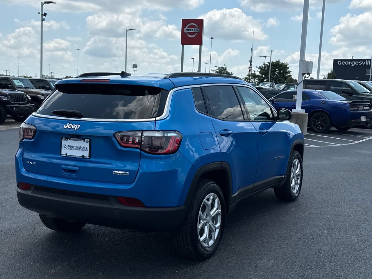 Used 2024 Jeep Compass Latitude AWD/4WD image 3