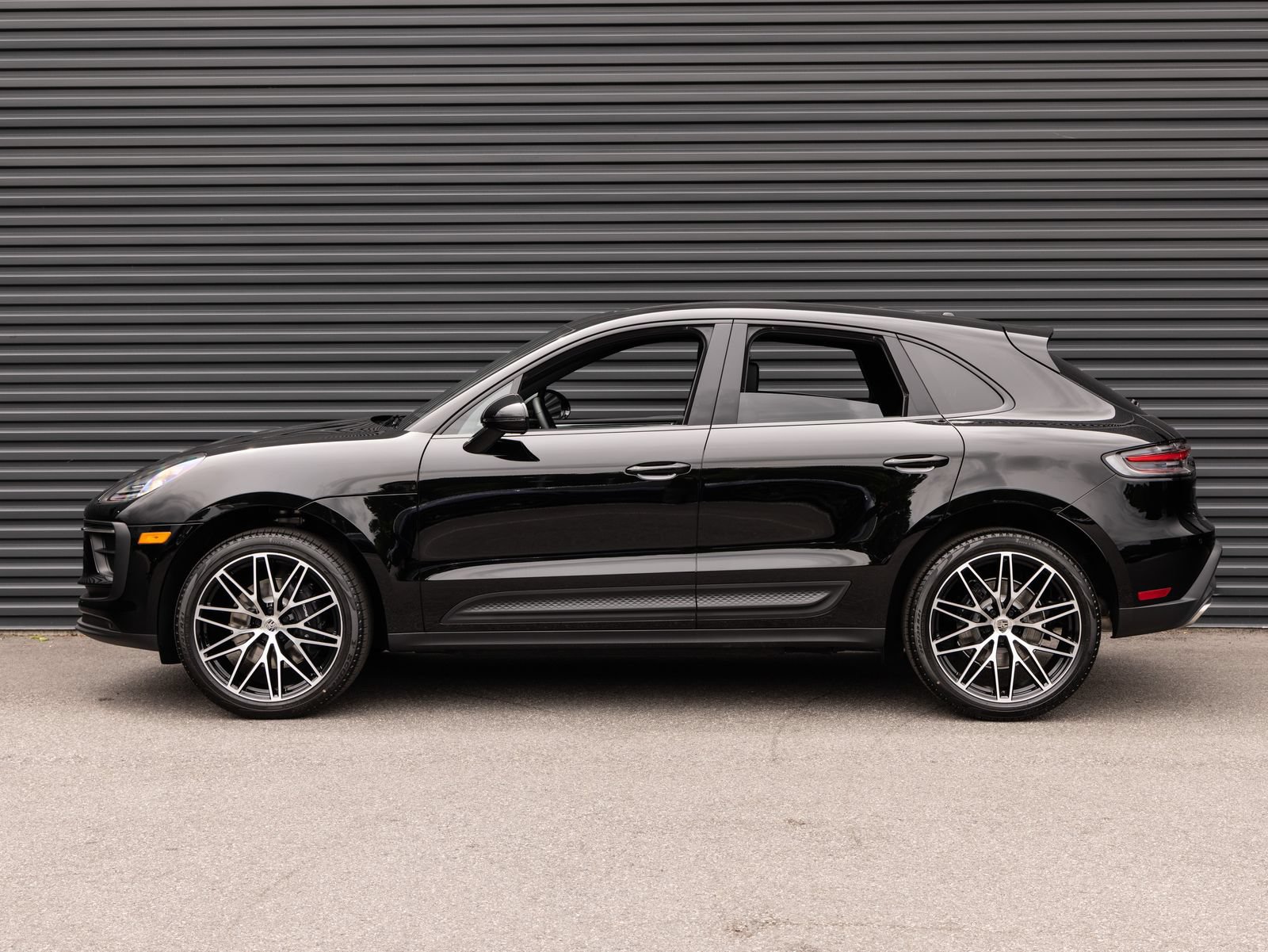 Certified 2026 Porsche Macan AWD/4WD image 2