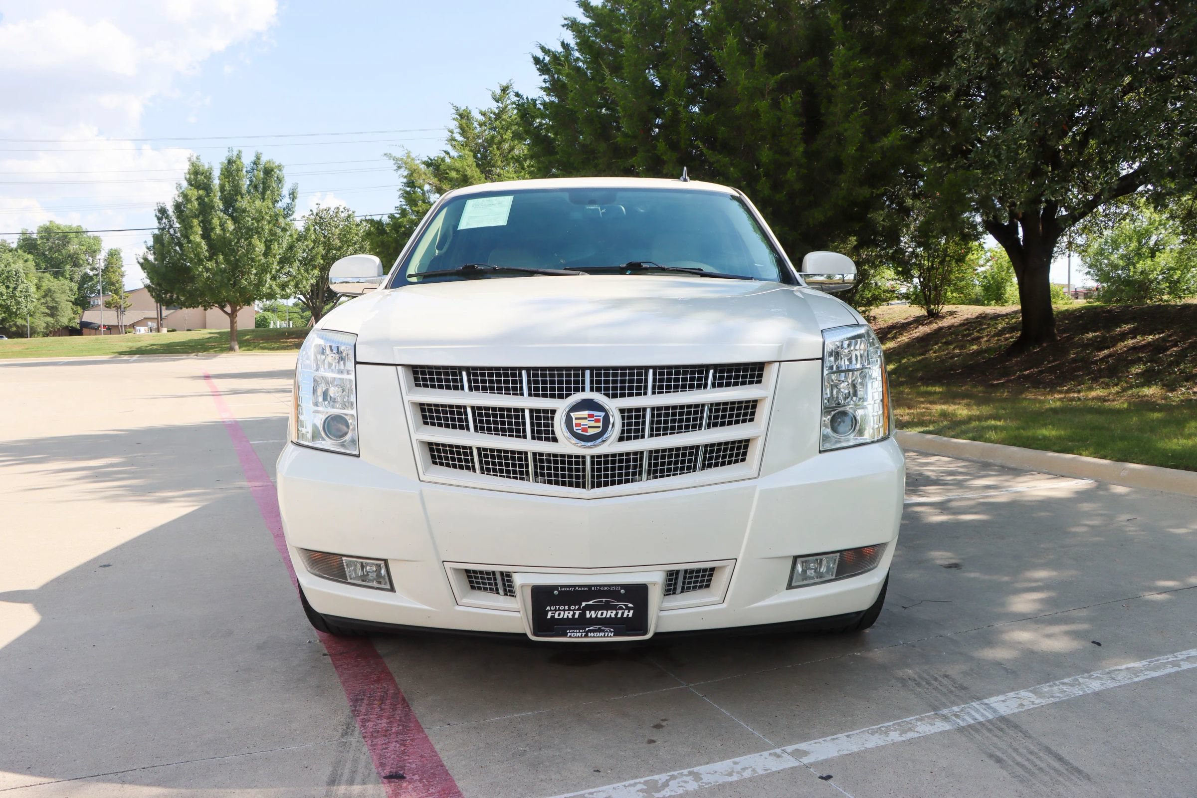 Used 2014 Cadillac Escalade Premium RWD image 2