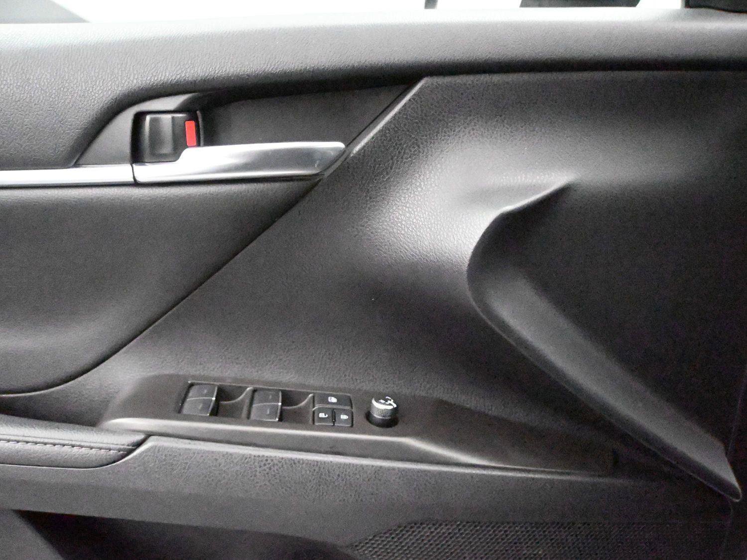 Used 2022 Toyota Camry XLE FWD image 8