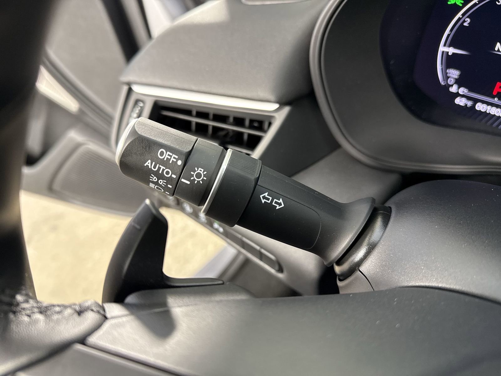 Certified 2025 Acura TLX w/ Technology Package image 17