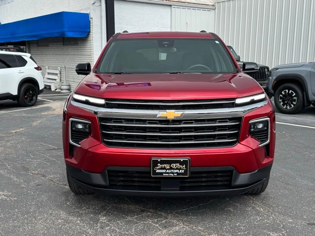 Used 2025 Chevrolet Traverse LT w/ Driver Confidence Package FWD image 2