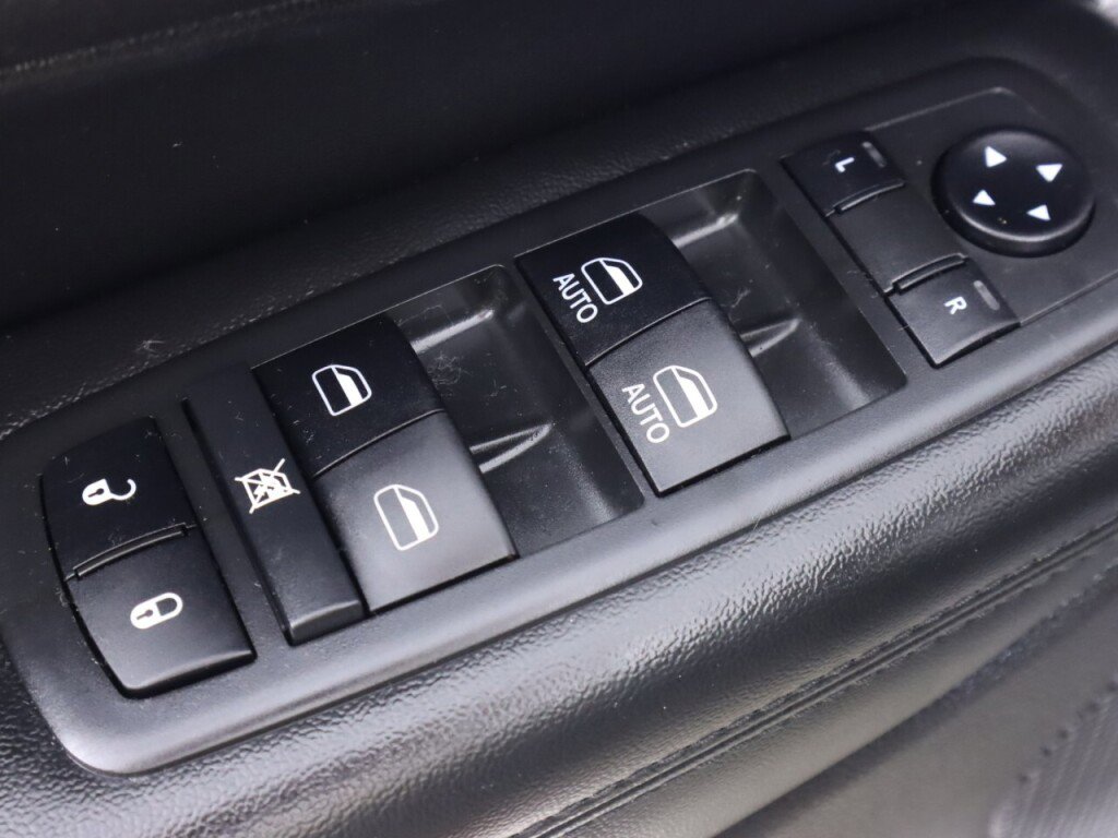 Used 2019 Jeep Grand Cherokee Laredo w/ Laredo X Package RWD image 25