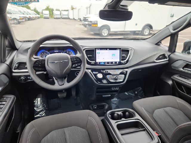 Used 2024 Chrysler Pacifica Touring FWD image 35