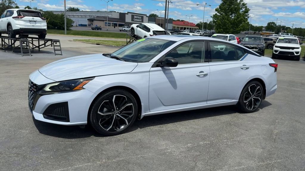 Used 2024 Nissan Altima 2.5 SR w/ SR Premium Package FWD image 3