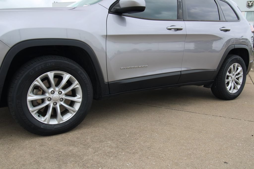 Used 2020 Jeep Cherokee Latitude w/ Cold Weather Group AWD/4WD image 10