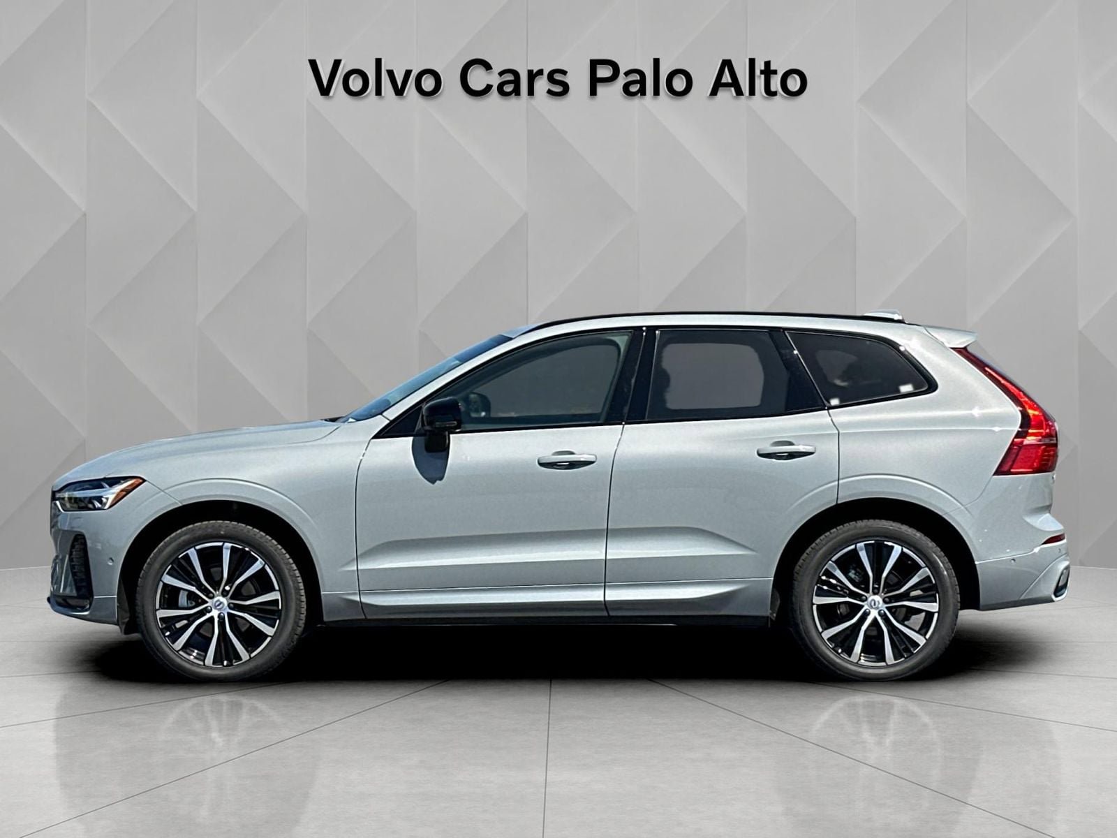Certified 2025 Volvo XC60 B5 Plus AWD/4WD image 7