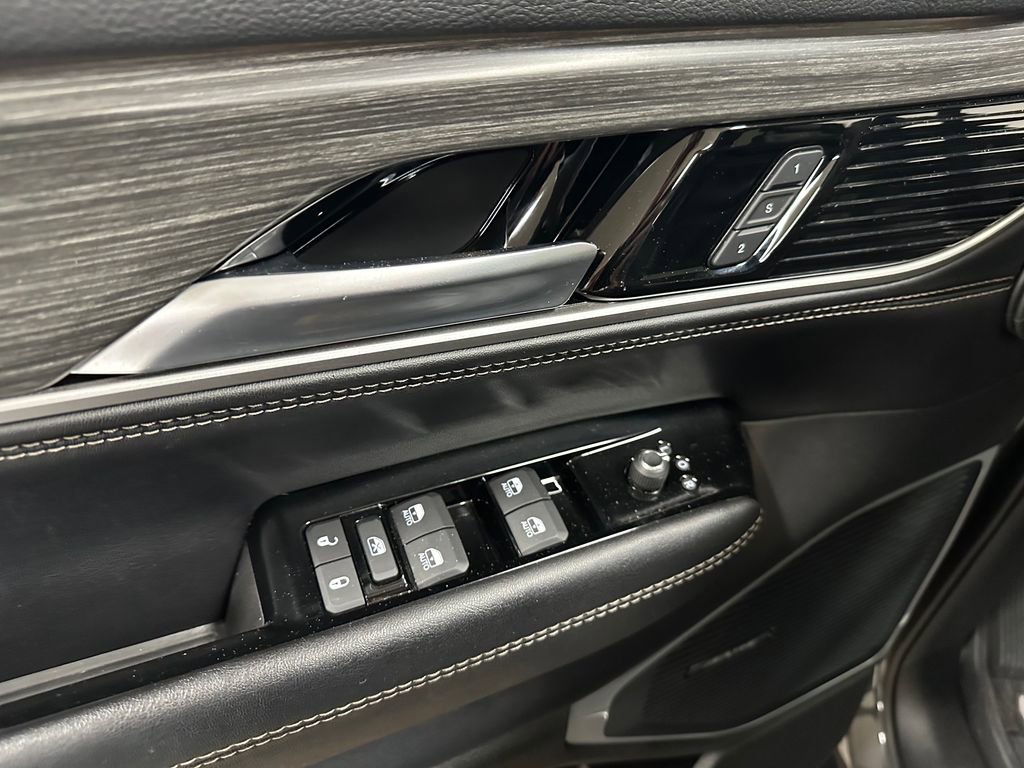 Certified 2024 Jeep Wagoneer Series III AWD/4WD image 12