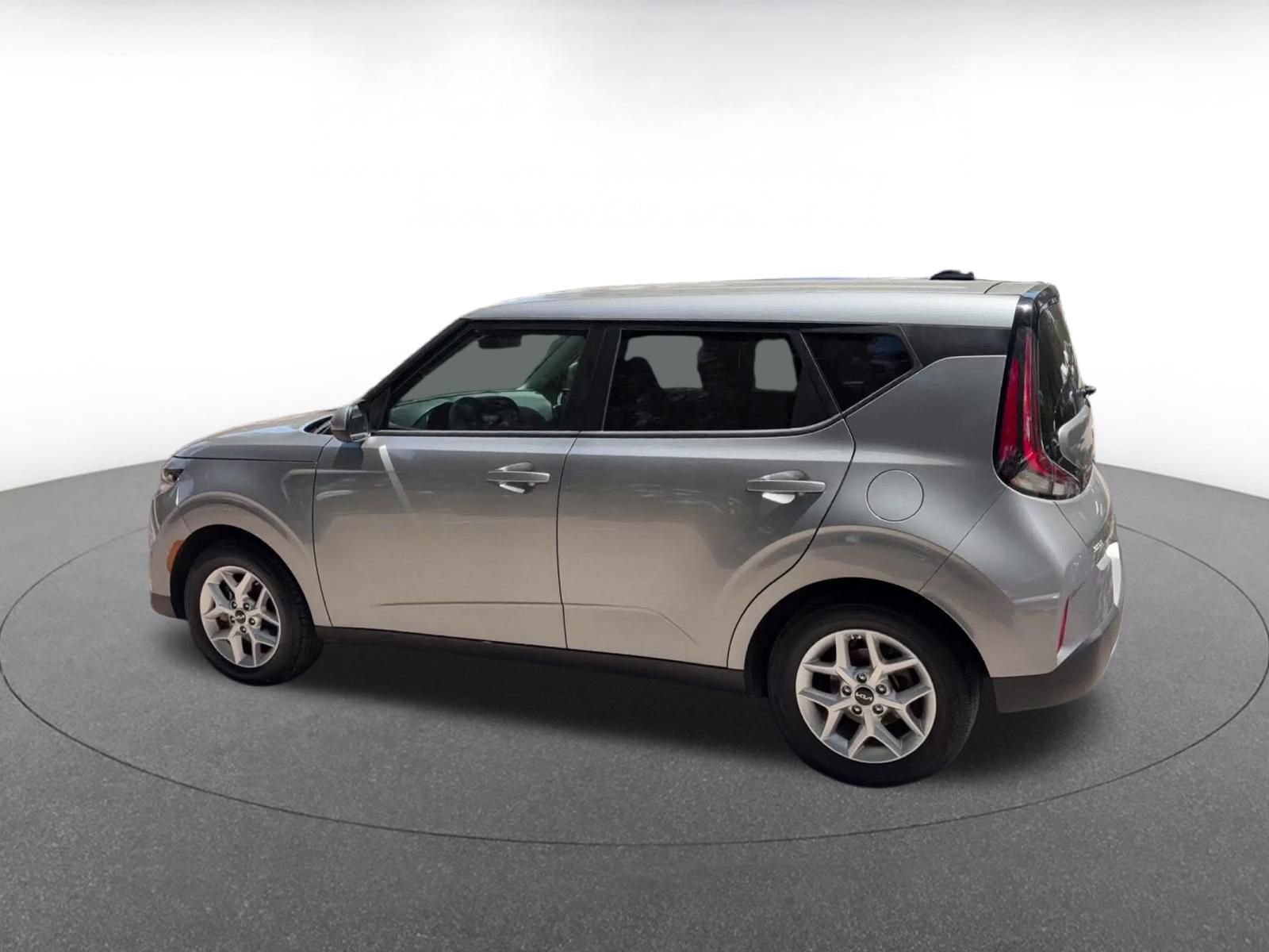 Used 2025 Kia Soul LX w/ LX Technology Package FWD image 10