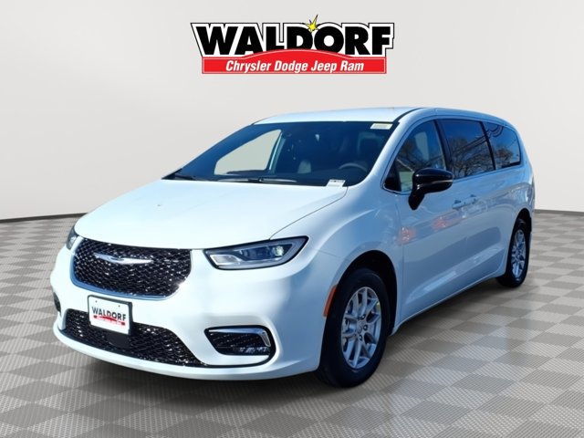 New 2026 Chrysler Pacifica Select image 5