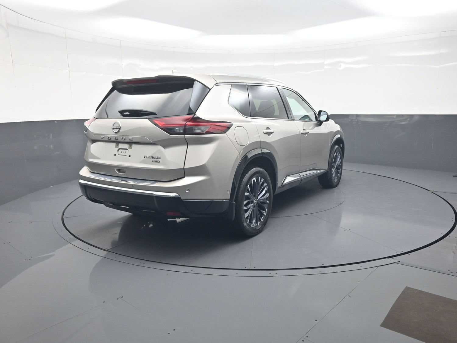 Used 2024 Nissan Rogue Platinum AWD/4WD image 3