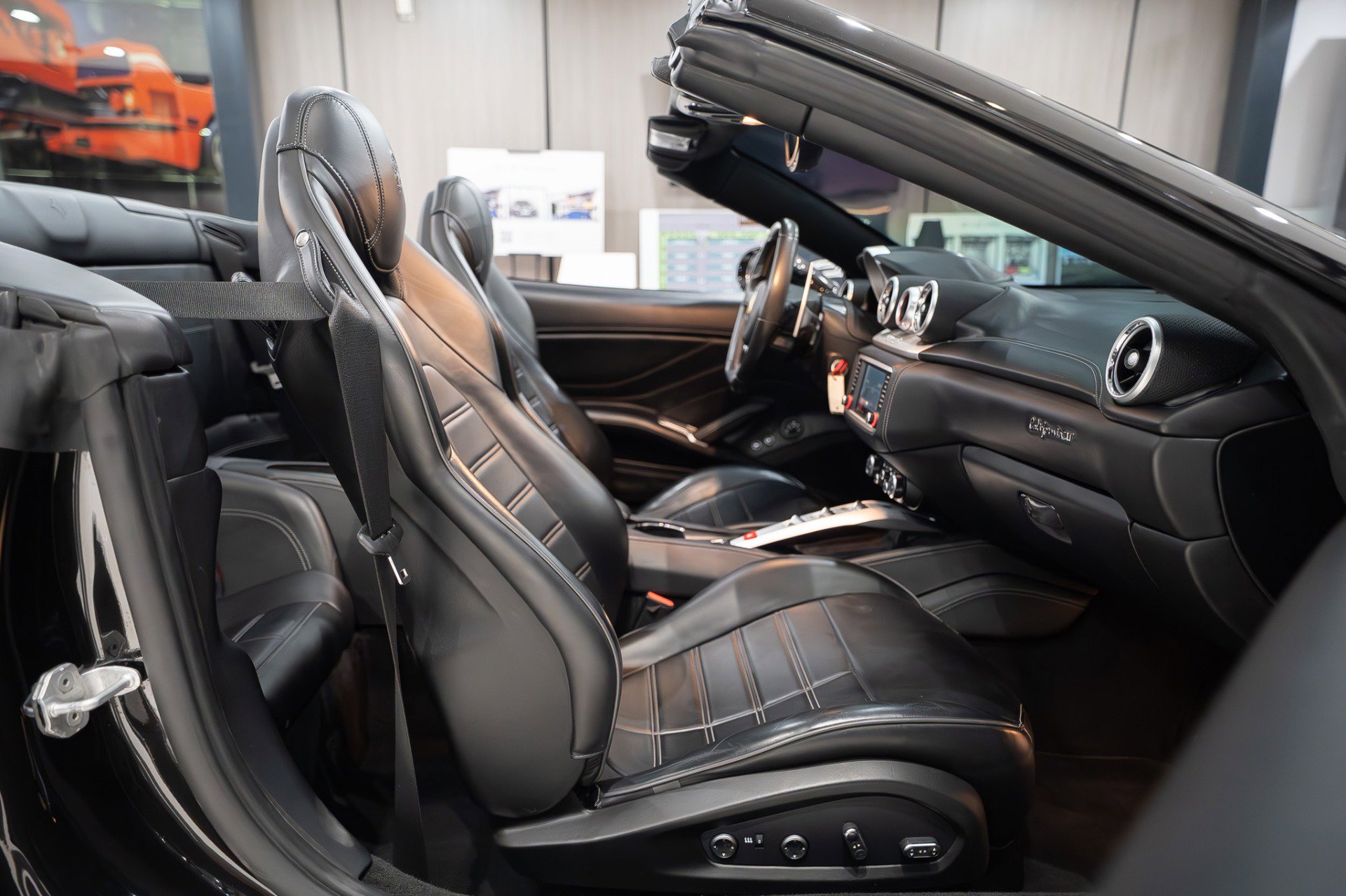 Used 2015 Ferrari California T image 26