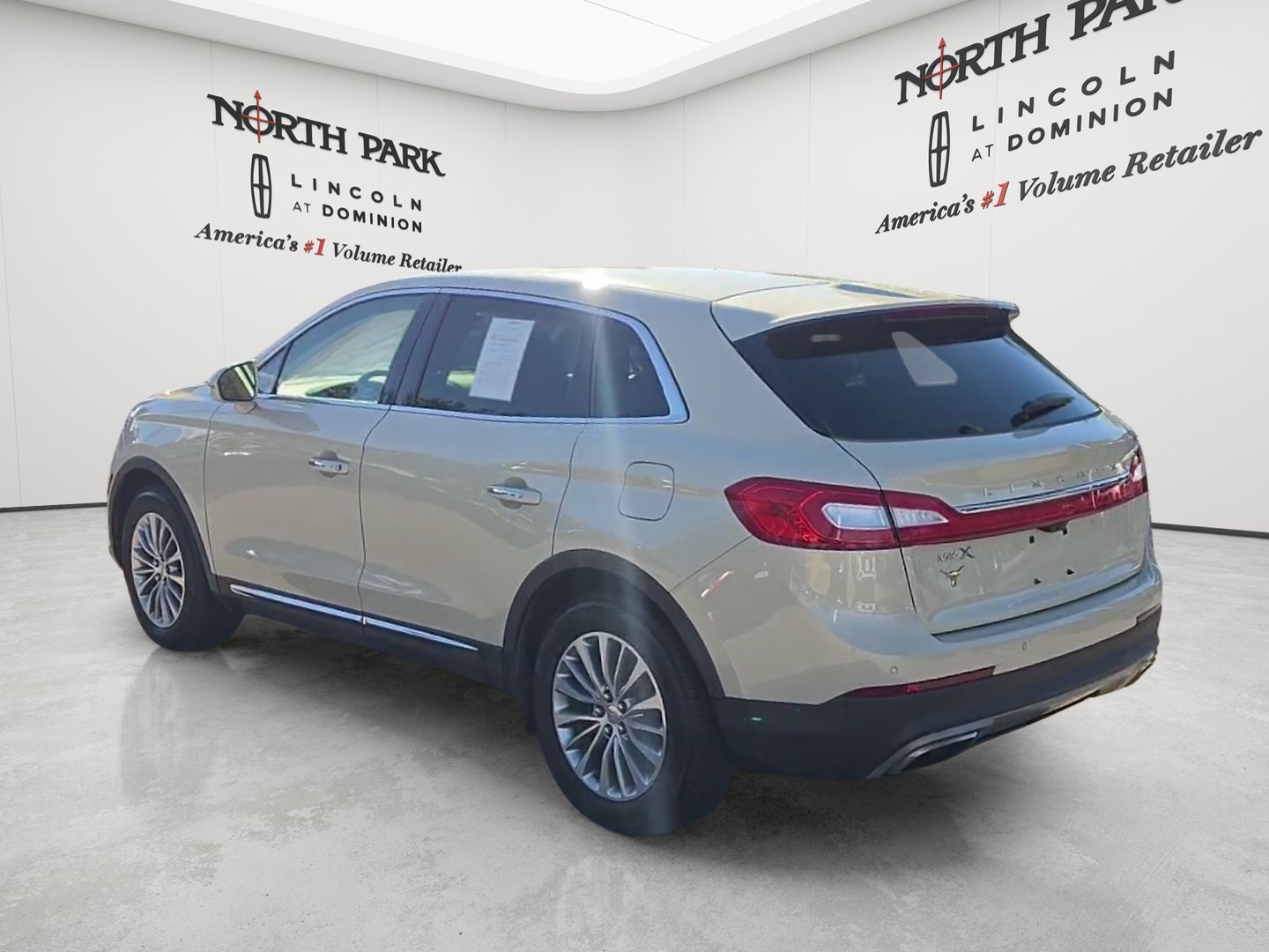 Used 2016 Lincoln MKX Select w/ Select Plus Package FWD image 3