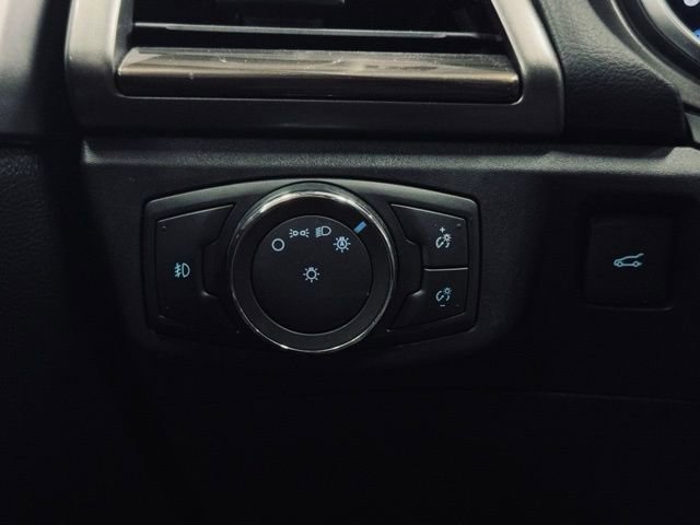 Used 2017 Ford Fusion SE w/ Fusion SE Technology Package image 28