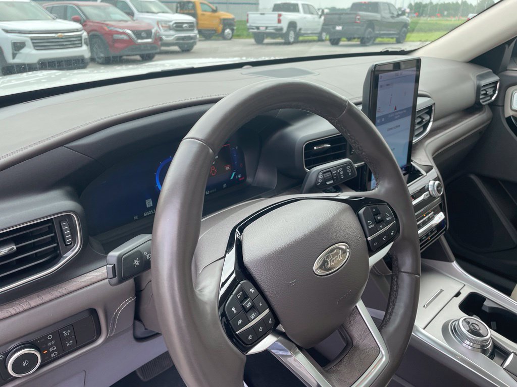 Used 2023 Ford Explorer Platinum w/ Technology Package AWD/4WD image 14