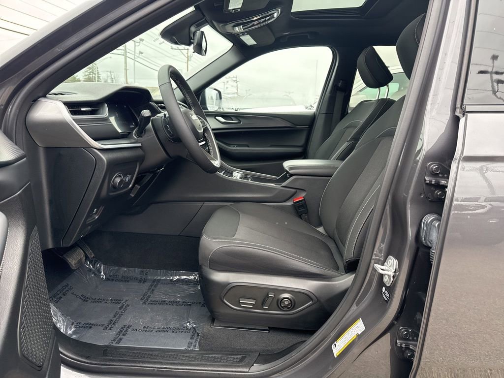 Certified 2025 Jeep Grand Cherokee L Laredo w/ Luxury Tech Group I image 18