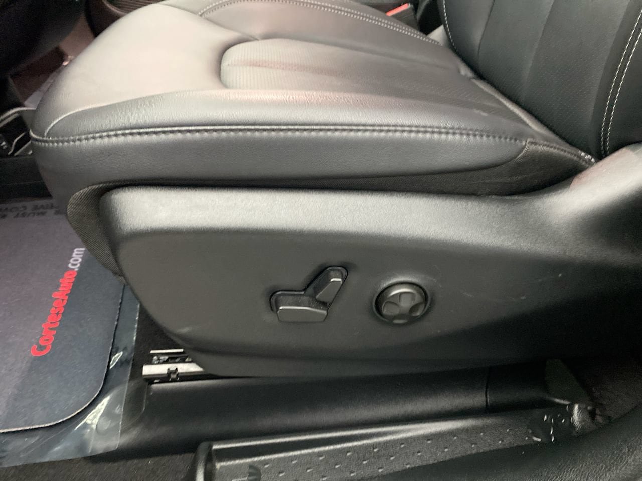 Used 2025 Chrysler Pacifica Select FWD image 13