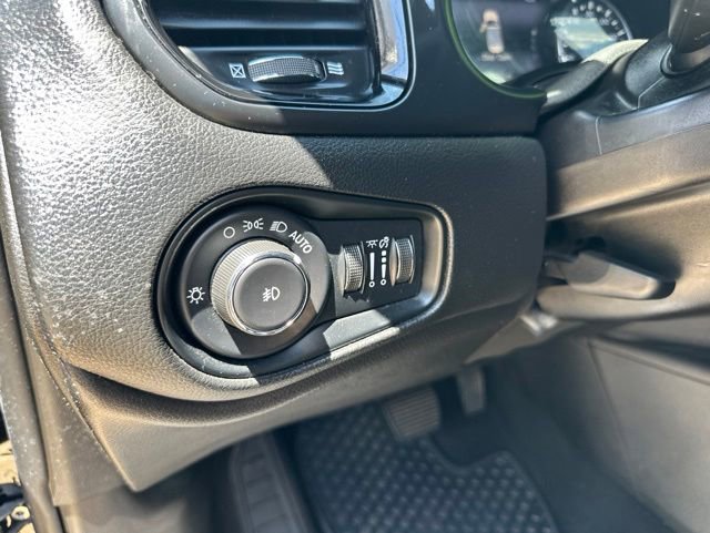 Used 2022 Jeep Renegade Altitude AWD/4WD image 12