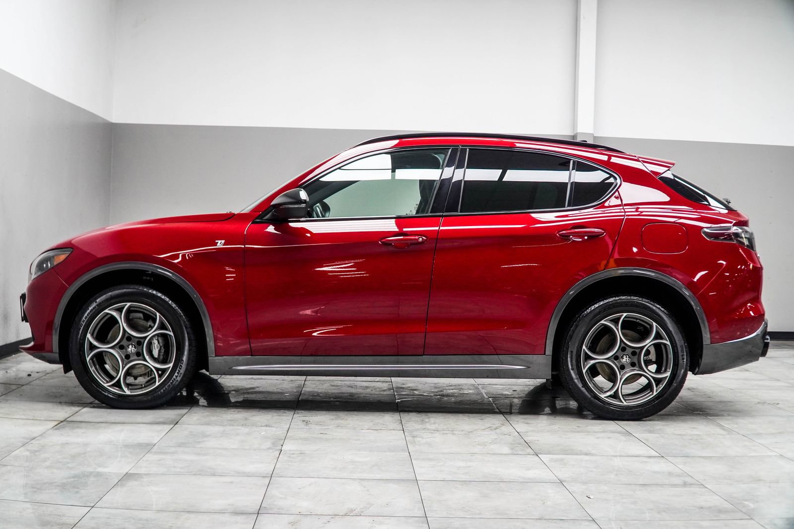 Used 2024 Alfa Romeo Stelvio Ti AWD/4WD image 9
