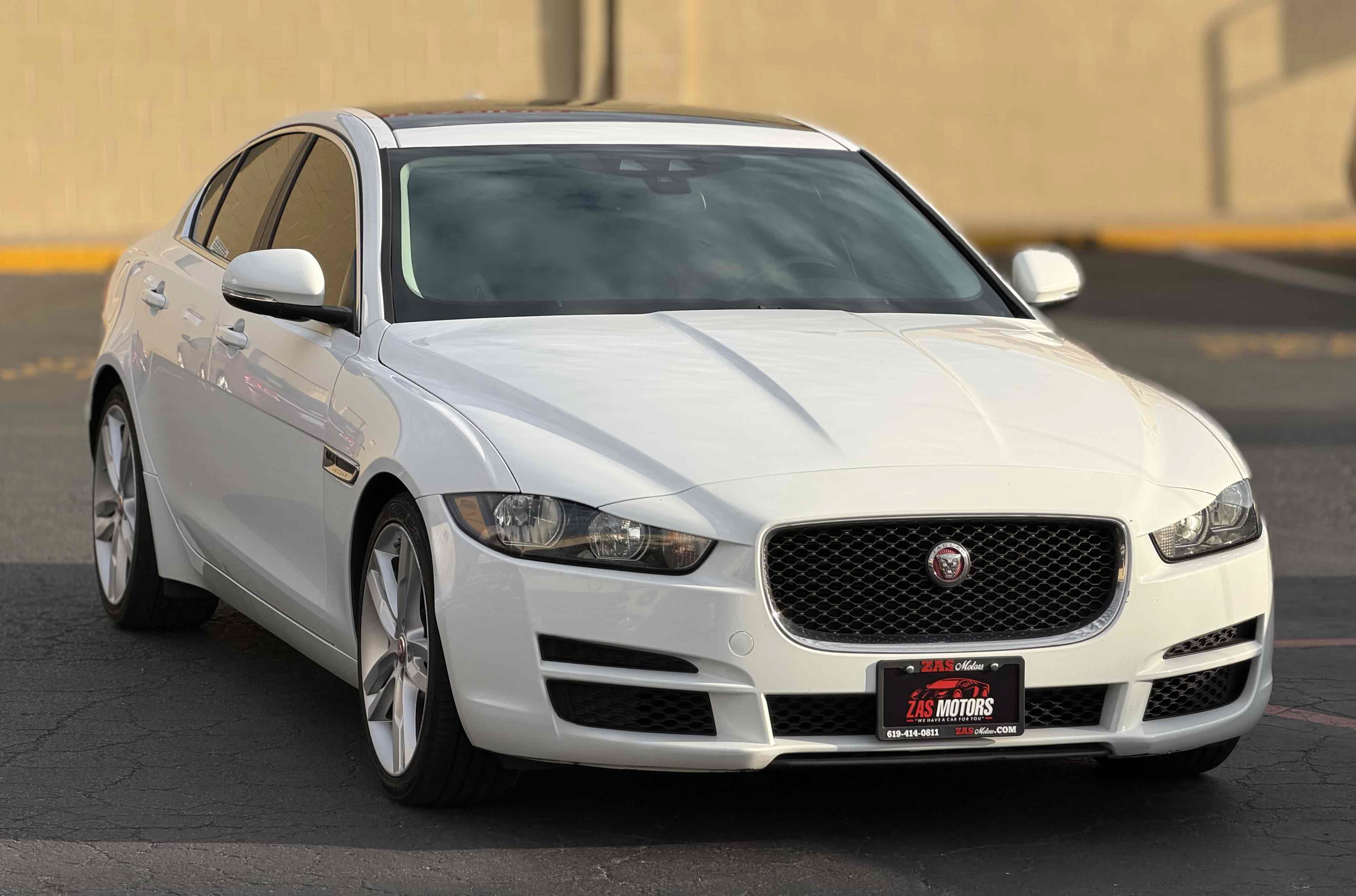 Used 2017 Jaguar XE Prestige RWD image 4